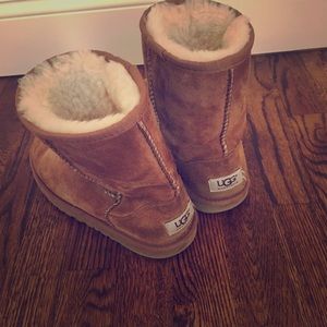 Ugg kids classic size 4